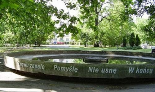 Przegląd młodej sztuki w ekstremalnych warunkach „Survival 5”, tekst na fontannie, farba luminescencyjna, wiersz: Paul Harenza, Wrocław 2007 Przegląd młodej sztuki w ekstremalnych warunkach „Survival 5”, tekst na fontannie, farba luminescencyjna, wiersz: Paul Harenza, Wrocław 2007