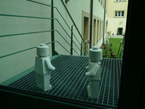 na rzeźbie przeglądano