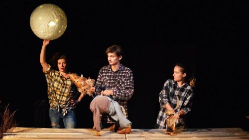 21814697.jpg Marta Guśniowska "Smacznego proszę wilka"  reż. Katarzyna Hora (AST), scenografia J. Głąb (ASP)