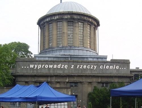 „wyprowadzę z rzeczy cienie”, Przegląd młodej sztuki w ekstremalnych warunkach „Survival 7”, litery przestrzenne 28 m, styrodur, fragment tekstu K.K. Baczyńskiego, Wrocław 2009 „wyprowadzę z rzeczy cienie”, Przegląd młodej sztuki w ekstremalnych warunkach „Survival 7”, litery przestrzenne 28 m, styrodur, fragment tekstu K.K. Baczyńskiego, Wrocław 2009