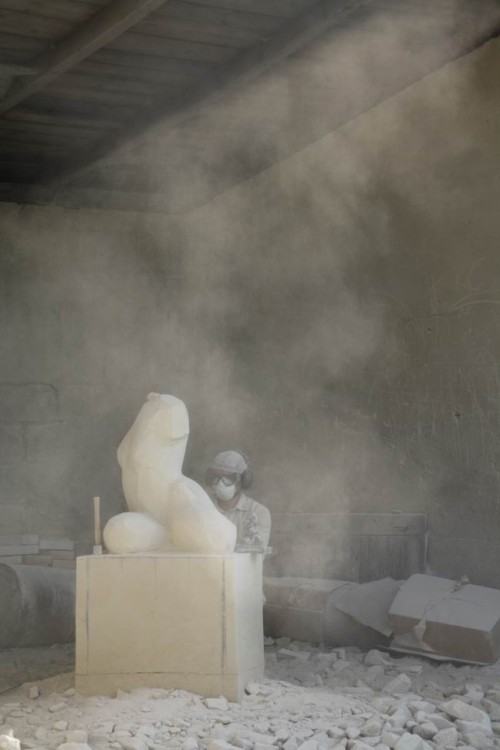 Rzeźbiarze na plenerze w Tarnogrodzie.