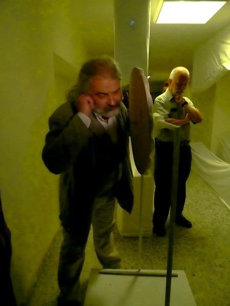 na rzeźbie przeglądano