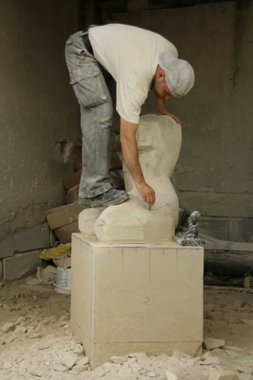 Rzeźbiarze na plenerze w Tarnogrodzie.