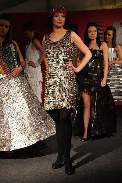 Tylko na wernisaż artystki z grupy Pinkhaus ubrały się w swoje suknie.