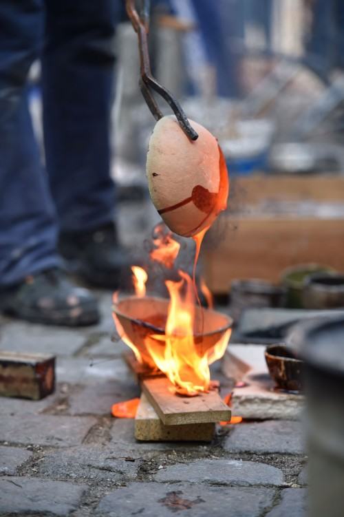 Punk Raku - polewanie gorącej ceramiki rozpuszczonym szkliwem
