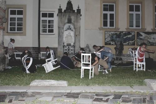 Próba akcji performance na dziedzińcu ASP