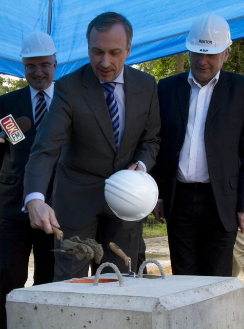 Podpisanie aktu erekcyjnego i wmurowanie kamienia węgielnego pod budowę Centrum Sztuk Użytkowych Centrum Innowacyjności. / foto Paweł Bielawny Podpisanie aktu erekcyjnego i wmurowanie kamienia węgielnego pod budowę Centrum Sztuk Użytkowych Centrum Innowacyjności. / foto Paweł Bielawny