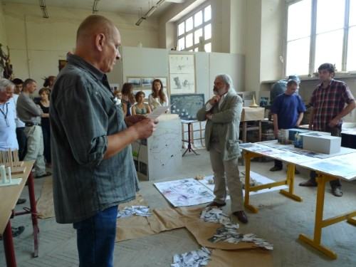 na rzeźbie przeglądano