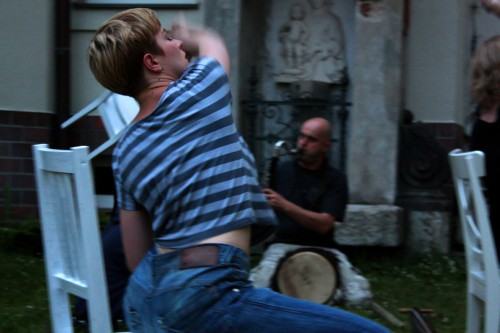 Próba akcji performance na dziedzińcu ASP