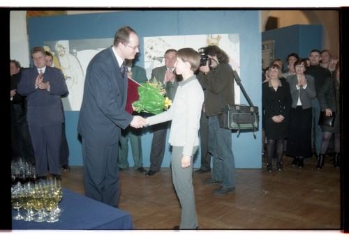 38518478.jpg Wystawa krajowa-dyplomy szkół wyższych. Prezydent Miasta Gdańska Paweł Adamowicz wręcza nagrodę laureatce, 1999 r/ foto: A. Okońska-Węsiora