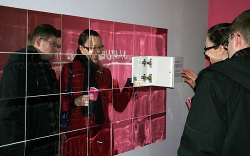 Każdy chciał zobaczyć co jest po drugiej stronie lustra.