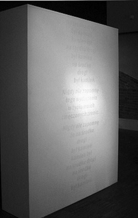 „na środku drogi”, ściana BWA w Lesznie, folia transparentna, tekst 78 x 200 cm, wiersz: C. Drummond de Andrade, Leszno 2009 „na środku drogi”, ściana BWA w Lesznie, folia transparentna, tekst 78 x 200 cm, wiersz: C. Drummond de Andrade, Leszno 2009