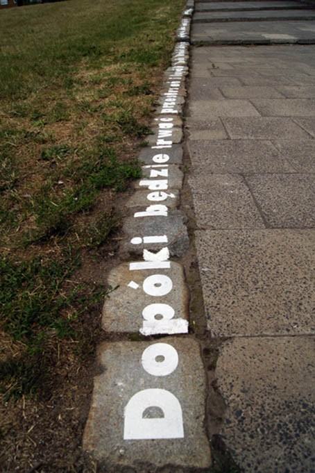 „Zaklęcie", Park S. Tołpy,  farba fotoluminescencyjna (zbiera światło w dzień, oddaje w nocy) 17 m, Tekst - Shantideva: Bodhisattvacharyāvatāra, X. Kapitola, verš 55, Przegląd młodej sztuki w ekstremalnych warunkach „Survival 9”, Wrocław 2011 „Zaklęcie", Park S. Tołpy,  farba fotoluminescencyjna (zbiera światło w dzień, oddaje w nocy) 17 m, Tekst - Shantideva: Bodhisattvacharyāvatāra, X. Kapitola, verš 55, Przegląd młodej sztuki w ekstremalnych warunkach „Survival 9”, Wrocław 2011