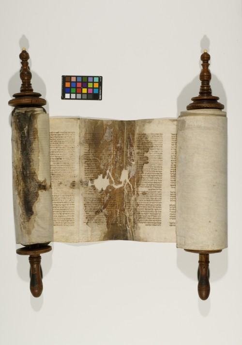 Monika Dzik, ASP Warszawa, Konserwacja i restauracja konserwatorską zabytkowego zwoju Tory z kolekcji Żydowskiego Instytutu Historycznego w Warszawie- zwój C-698”. Stan po konserwacji i restauracji. Fot. Tymon Rizov-Ciechański