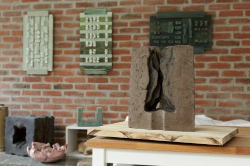 Katarzyna Koczyńska Kielan, Przestrzeń emocji. Po drugiej stronie I, masa szamotowa barwiona, angoba autorska, 2020, fot. Alicja Kielan