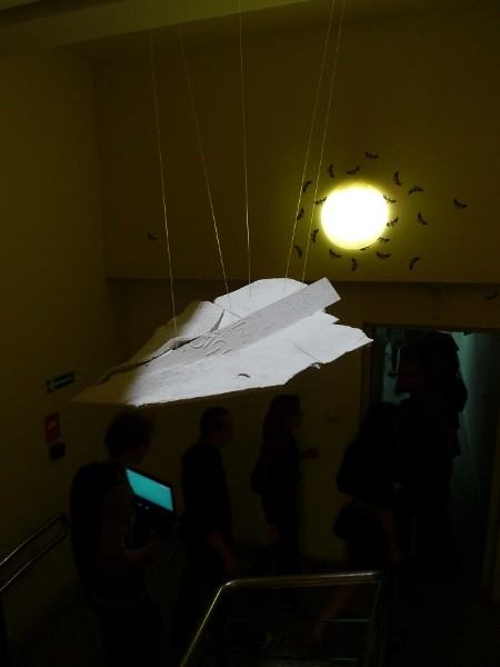 na rzeźbie przeglądano