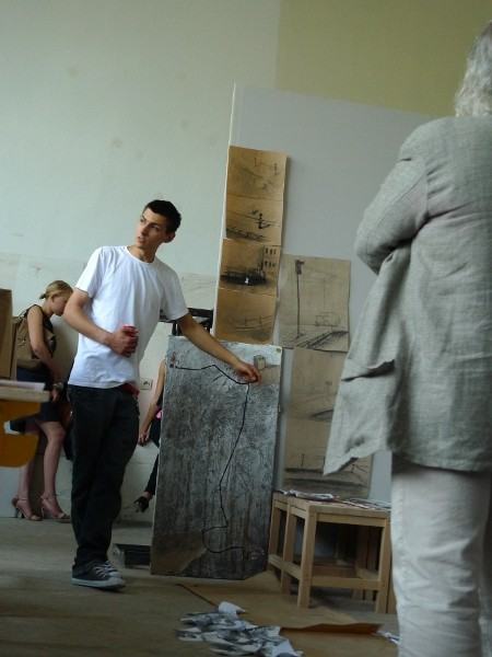 na rzeźbie przeglądano