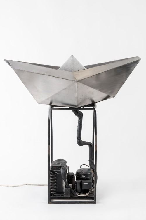 55032595.jpg Maciej Albrzykowski, „ArtCticus – Struktura ekspresyjna w bieli”, 2016 instalacja, stal szlachetna, agregat chłodzący, woda, lód; 120 × 110 × 50 cm
