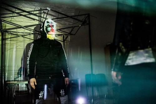 Doktorantka Katedry Scenografii Agnieszka Aleksiejczuk jest autorką scenografii do spektaklu Enterorestes.