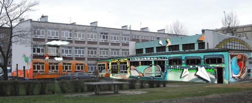 studenci malują murale