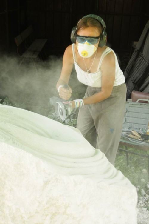 Rzeźbiarze na plenerze w Tarnogrodzie.