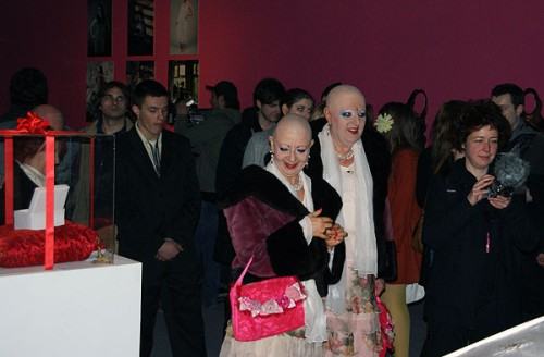 EVA & ADELE podziwiają instalację Kasi Łyszkowskiej