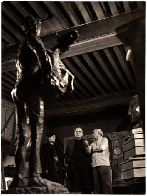 Bela Czóbel wraz z żoną w paryskim atelier  PablaPicassa. Źródło: Czóbel Múzeum. Ferenczy Múzeumi Centrum, Szentendre.