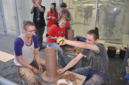 Podczas festiwalu pojawił się również element rywalizacji – studenci ścigali się w robieniu ceramicznych naczyń