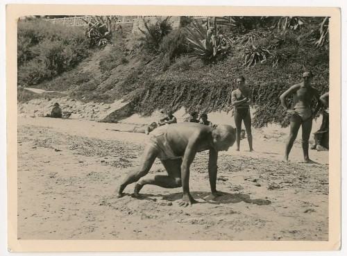 Pablo Picasso na planie filmu La vie commences demain, 1949. Źródło: SVV MILLON & ASSOCIES