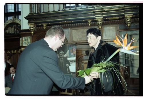 74538544.jpg Wręczenie Honoris Causa prof. Teresie Pągowskiej, 2002 r./foto: A. Okońska-Węsiora