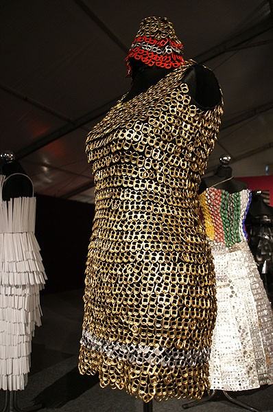 Pinkhaus – Cztery suknie z niekonwencjonalnych materiałów (2009)