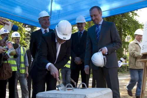 Podpisanie aktu erekcyjnego i wmurowanie kamienia węgielnego pod budowę Centrum Sztuk Użytkowych Centrum Innowacyjności. / foto Paweł Bielawny Podpisanie aktu erekcyjnego i wmurowanie kamienia węgielnego pod budowę Centrum Sztuk Użytkowych Centrum Innowacyjności. / foto Paweł Bielawny