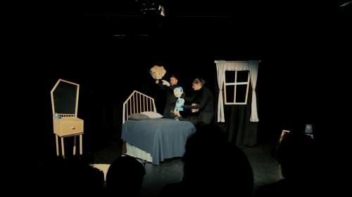 79340302.jpg Agnieszka Nasierowska "Na opak"  reż. Karolina Bartkowiak Scenografia i formy lalkowe  Aleksander Burczyk i Sebastian Siepietowski