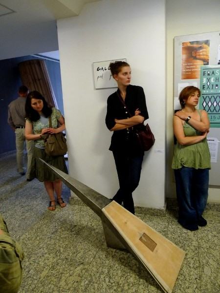 na rzeźbie przeglądano