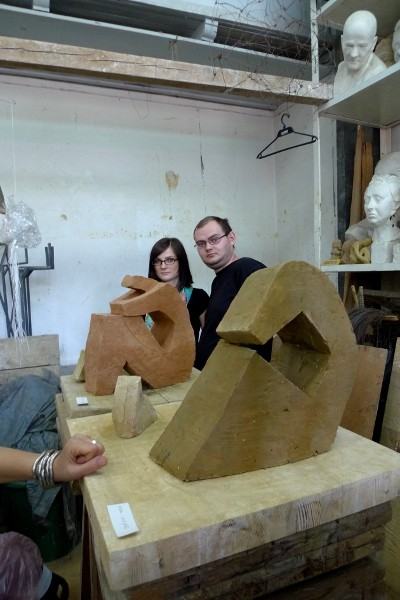 na rzeźbie przeglądano