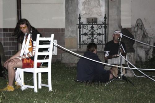 Próba akcji performance na dziedzińcu ASP