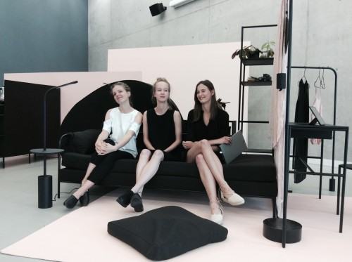 aw Maja Górowska, Karolina Koryniowska, Kamila Potocka “Projekt mebli przeznaczonych do jednoprzestrzennych wnętrz mieszkalnych umożliwiających formowanie zestawów spełniających potrzeby jednego użytkownika, pary użytkowników, mieszkańców hostelu".