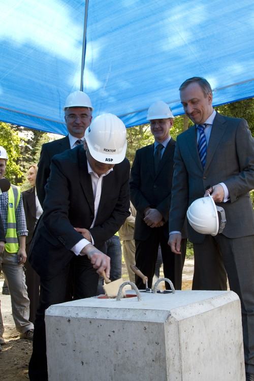 Podpisanie aktu erekcyjnego i wmurowanie kamienia węgielnego pod budowę Centrum Sztuk Użytkowych Centrum Innowacyjności. / foto Paweł Bielawny Podpisanie aktu erekcyjnego i wmurowanie kamienia węgielnego pod budowę Centrum Sztuk Użytkowych Centrum Innowacyjności. / foto Paweł Bielawny