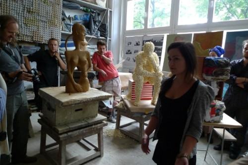 na rzeźbie przeglądano