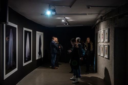 96382769.jpg Wernisaż wystawy Wojciecha Pukocza "Więcej niż 1000 słów" (22.11.2019), fot. Małgorzata Kujda, © Muzeum Współczesne Wrocław, 2019.