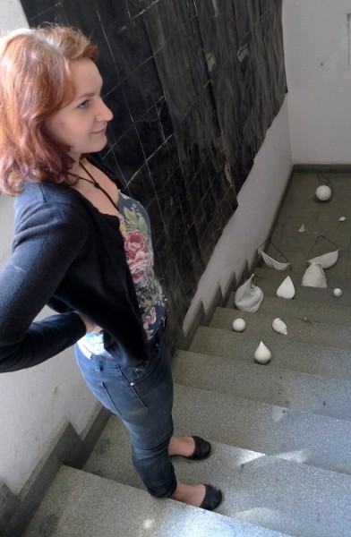 na rzeźbie przeglądano