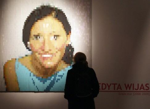 Edyta Wijas – Gram mur  (2008 – 2009), obraz utworzony ze szpul kolorowych nici.