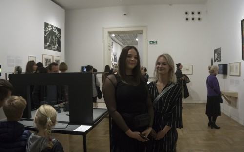 99600242.jpg studentki Sara Spławska i Karolina Kempińska
