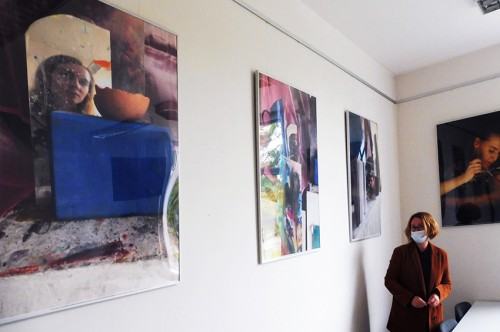 Fragment wystawy fotograficznej  studentów i absolwentów Wydziałów Malarstwa oraz Rzeźby i Mediacji Sztuki w Galerii Lingua