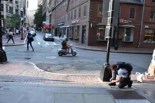 Festiwal i wystawa Obecnie spada się poziomo w Midway Artist Studios w Bostonie