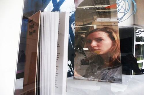 Fragment wystawy fotograficznej  studentów i absolwentów Wydziałów Malarstwa oraz Rzeźby i Mediacji Sztuki w Galerii Lingua