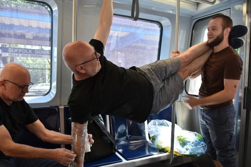 Festiwal i wystawa Obecnie spada się poziomo w Midway Artist Studios w Bostonie