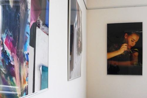 Fragment wystawy fotograficznej  studentów i absolwentów Wydziałów Malarstwa oraz Rzeźby i Mediacji Sztuki w Galerii Lingua