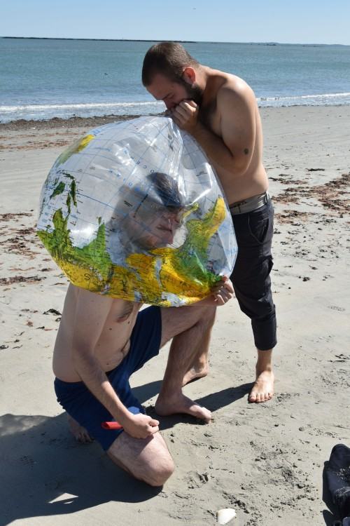 Festiwal i wystawa Obecnie spada się poziomo w Midway Artist Studios w Bostonie