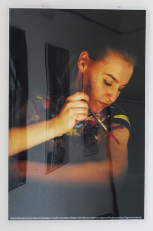 Fragment wystawy fotograficznej  studentów i absolwentów Wydziałów Malarstwa oraz Rzeźby i Mediacji Sztuki w Galerii Lingua